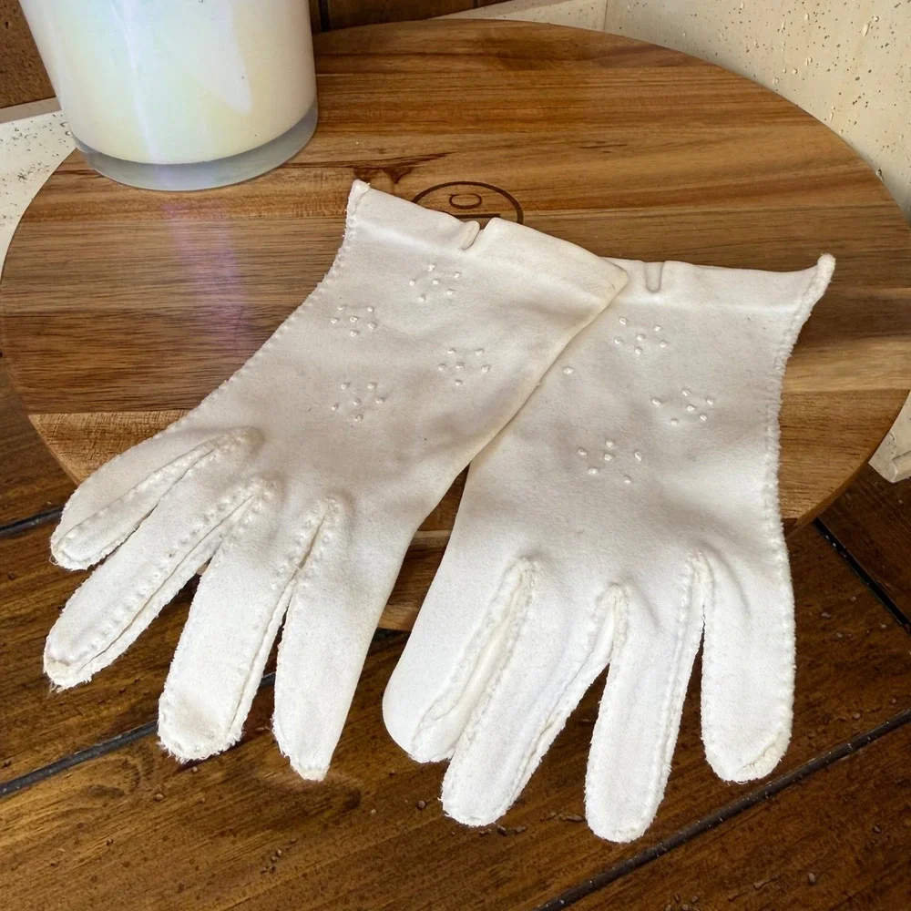 Vintage Cream Whipstitch Wrist Length Gloves Floral Raised Dot Embroidery Fair